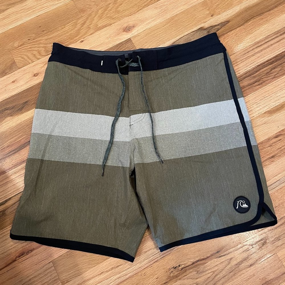 Quiksilver Men's Boardshorts Swim Trunks Size 33 Green Black Striped New